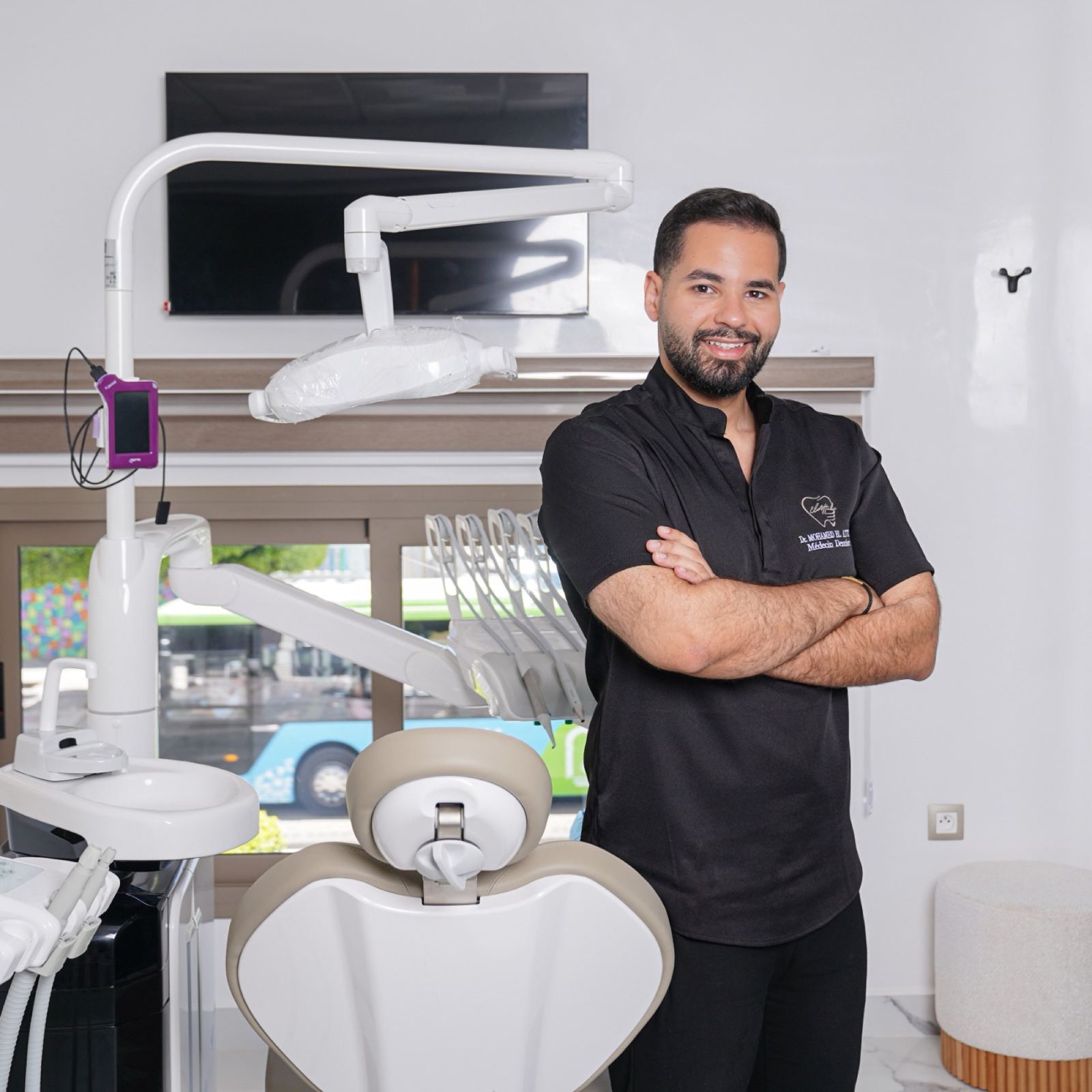 Le Dr. El Attabi en salle de soins
